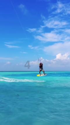夏季热带海滩逃生